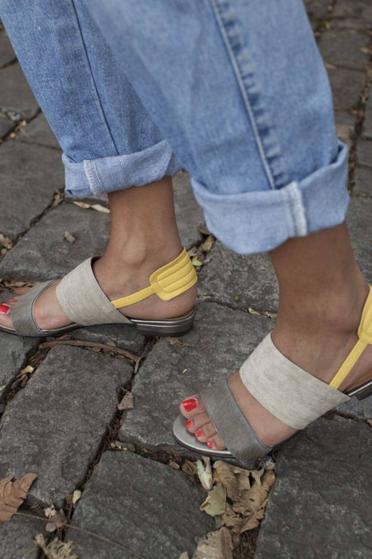 Sandali con cinturino elastico e tacco basso e punta aperta colorblock [Pre-ordine]