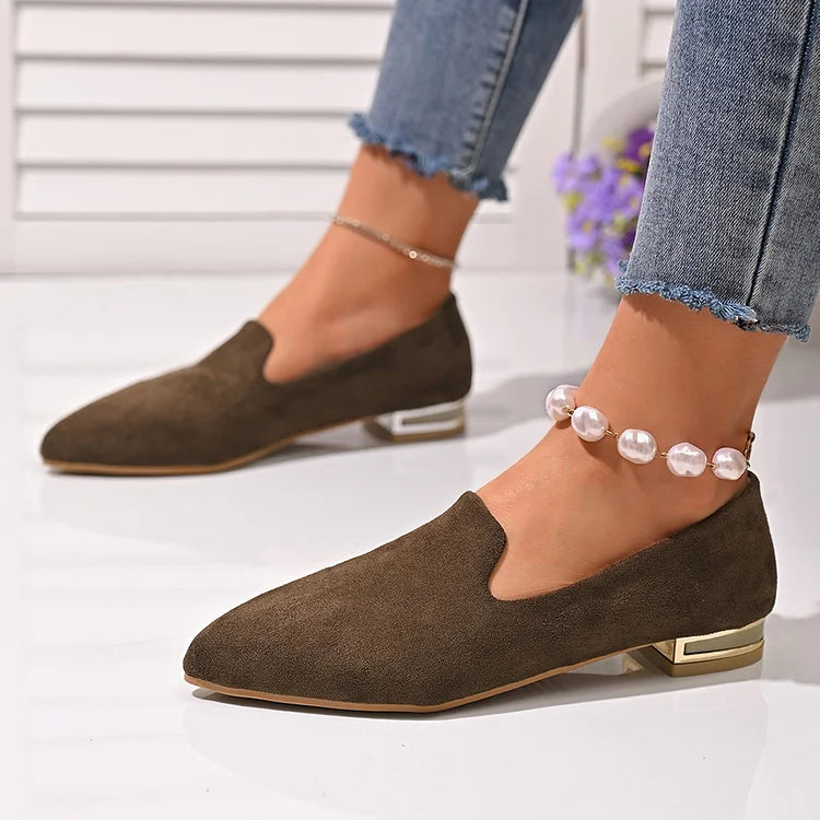 Mocassini slip on casual con tacco basso e punta a punta tinta unita