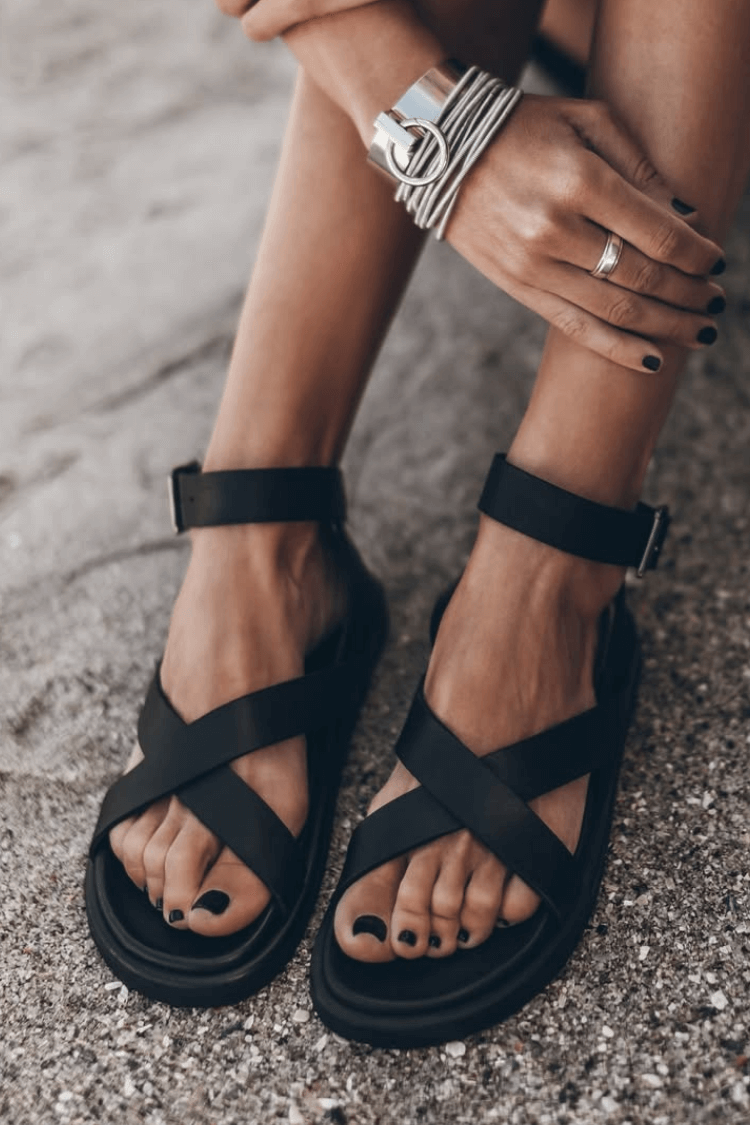 Matte Kunstleder Riemchensandalen mit Überkreuztem Knöchelriemen und Offener Spitze