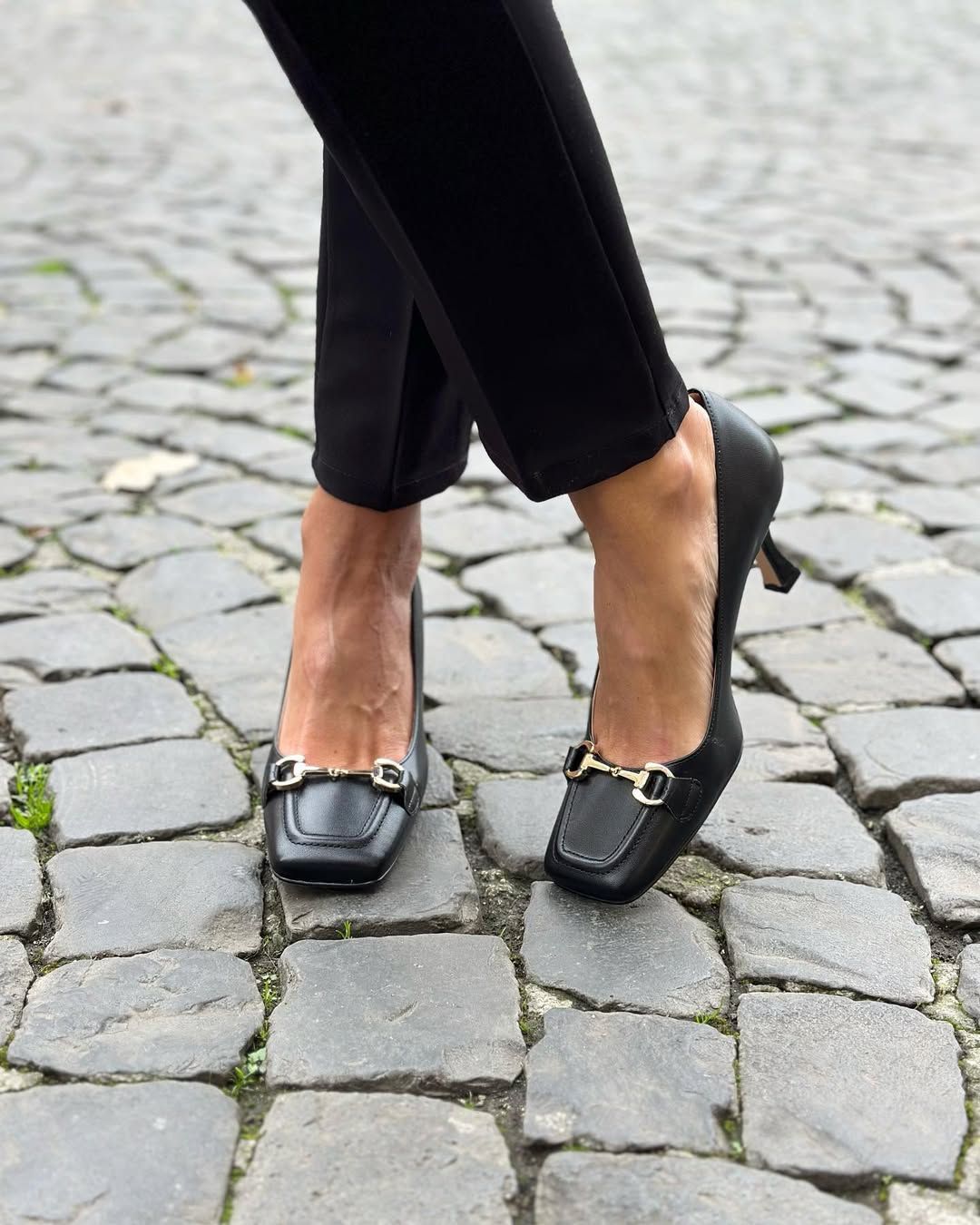 Schwarze Loafers mit spitzer Kappe, Stiletto-Absatz und Metall-Schnalle [Vorbestellung]