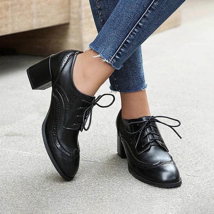 Oxford Brogues com atacadores, biqueira redonda, salto grosso, bloco de cores em patchwork