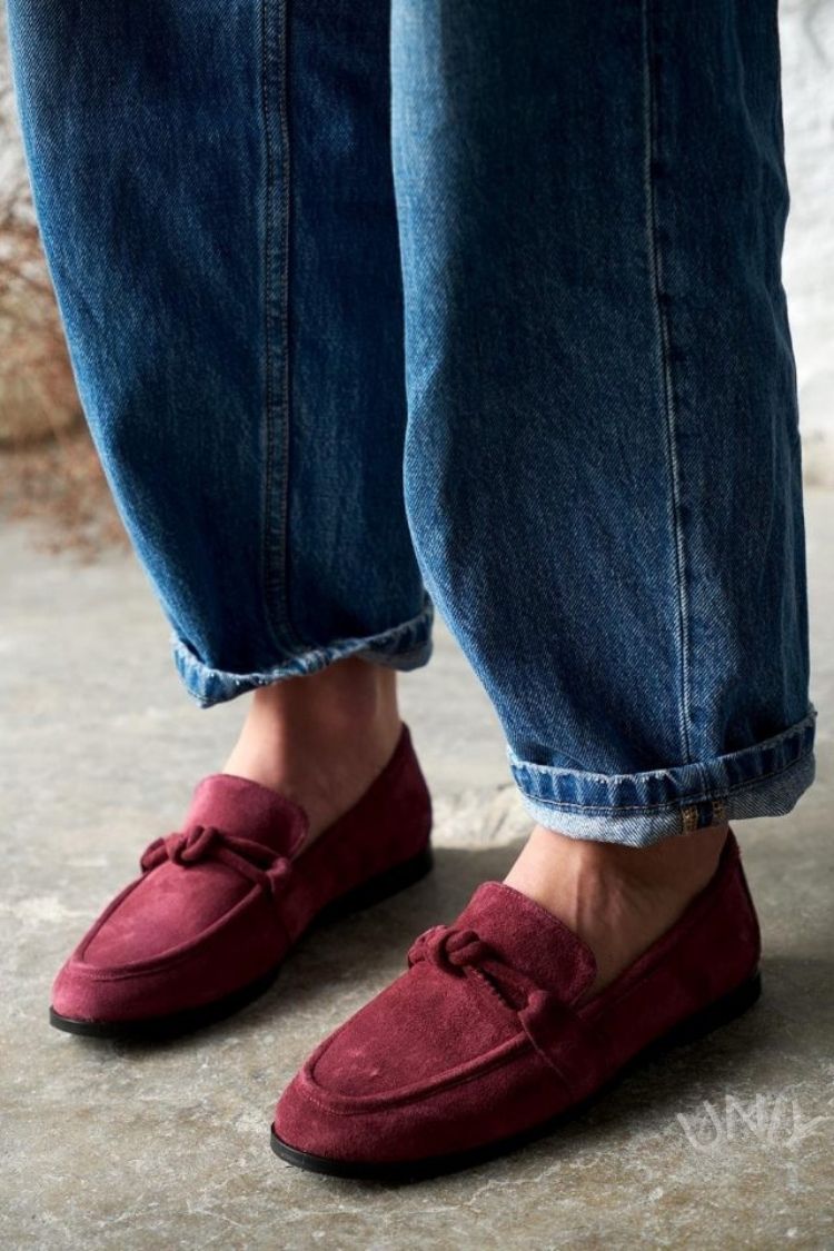 Bordeaux imitatiesuède loafers met knoopdetail en platte zool [Pre Order]