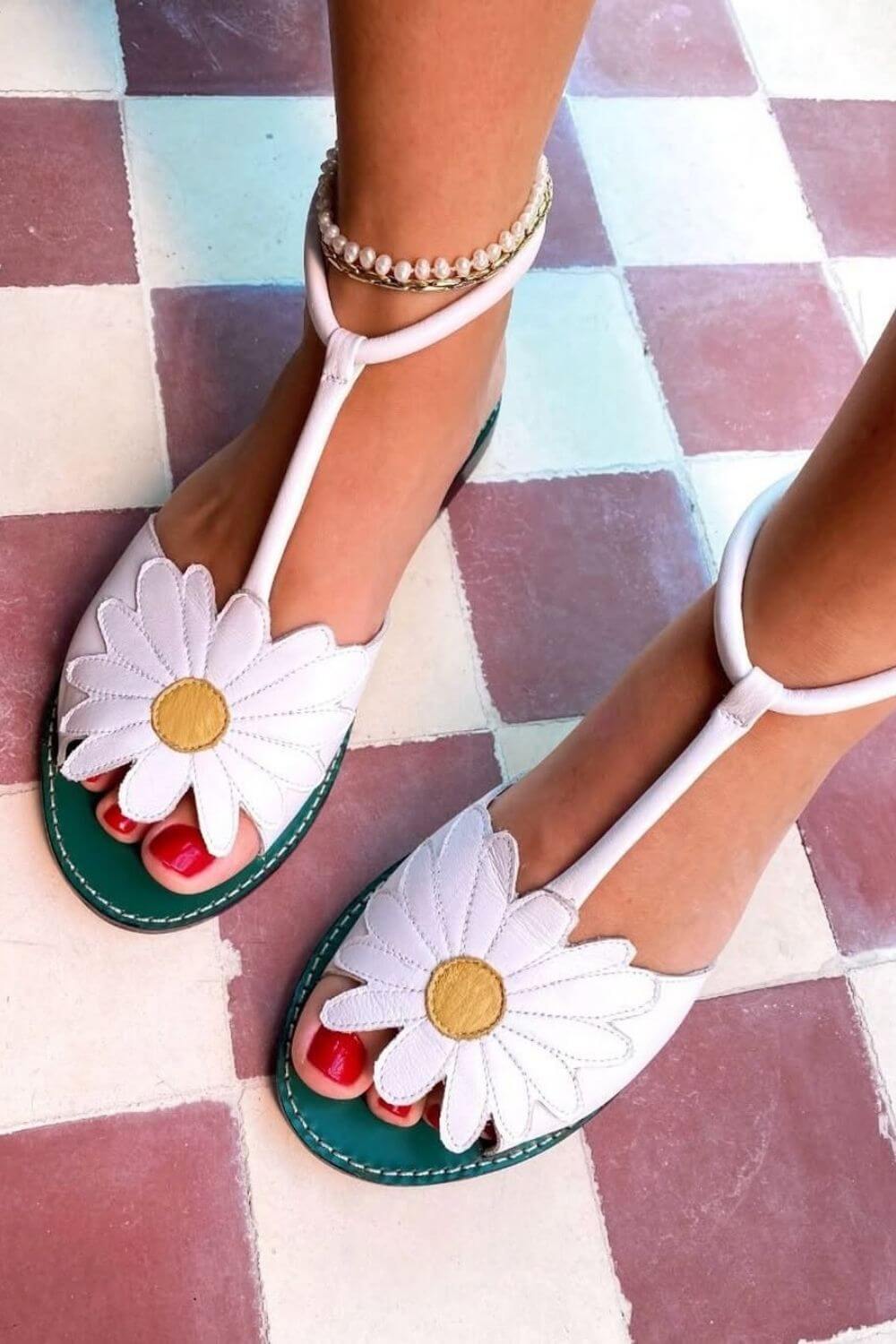 Sandales plates à bride en T en cuir floral avec détail pétale contrasté [Précommande]