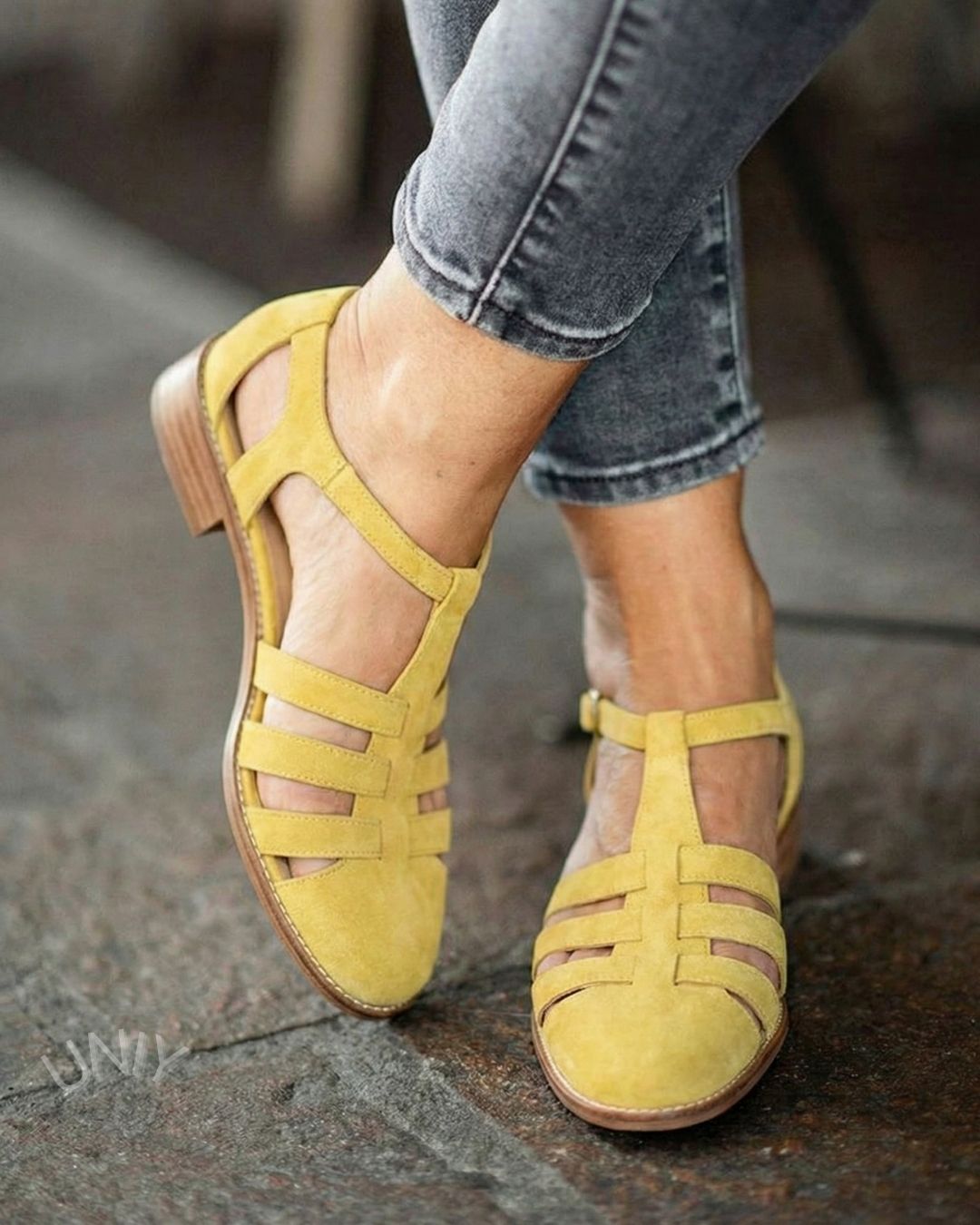 Žluté sandály s pásky, uzavřenou špičkou a širokým podpatkem z umělé broušené kůže [Předobjednávka]