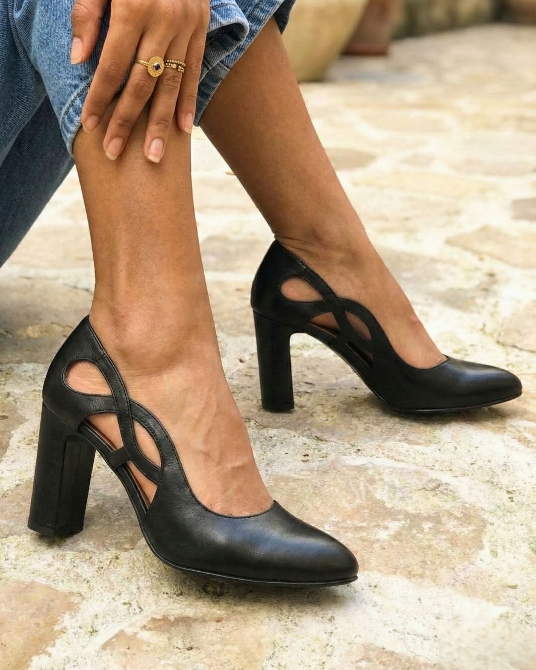 Sapatos Retrô de Couro Preto com Bico Fino, Recorte Lateral Único e Salto Quadrado