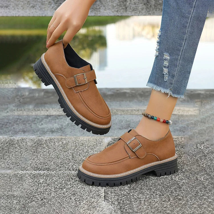 Paski z klamrą w stylu patchwork, mokasyny z okrągłym noskiem w jednolitym kolorze