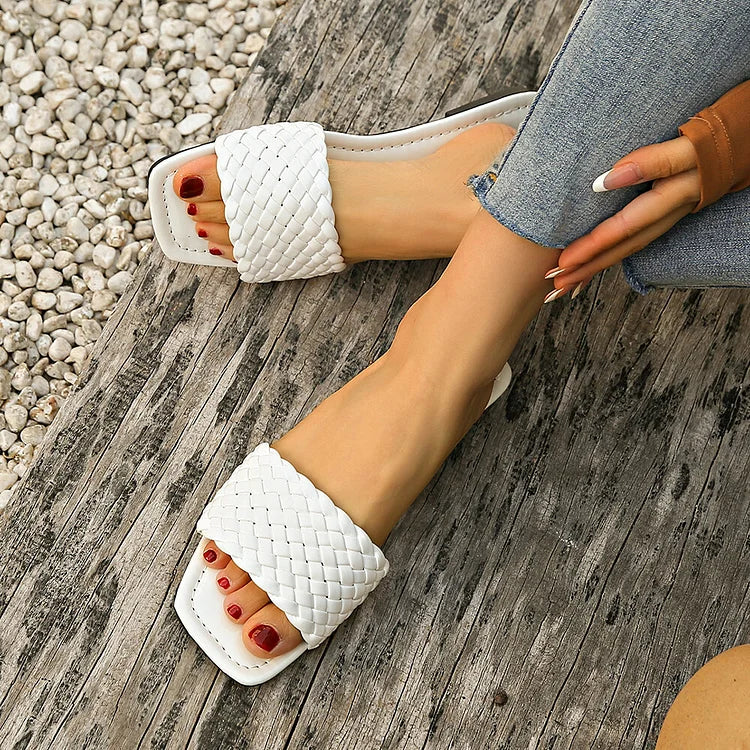 Pantofole casual con punta quadrata e dettagli in tessuto a tinta unita 