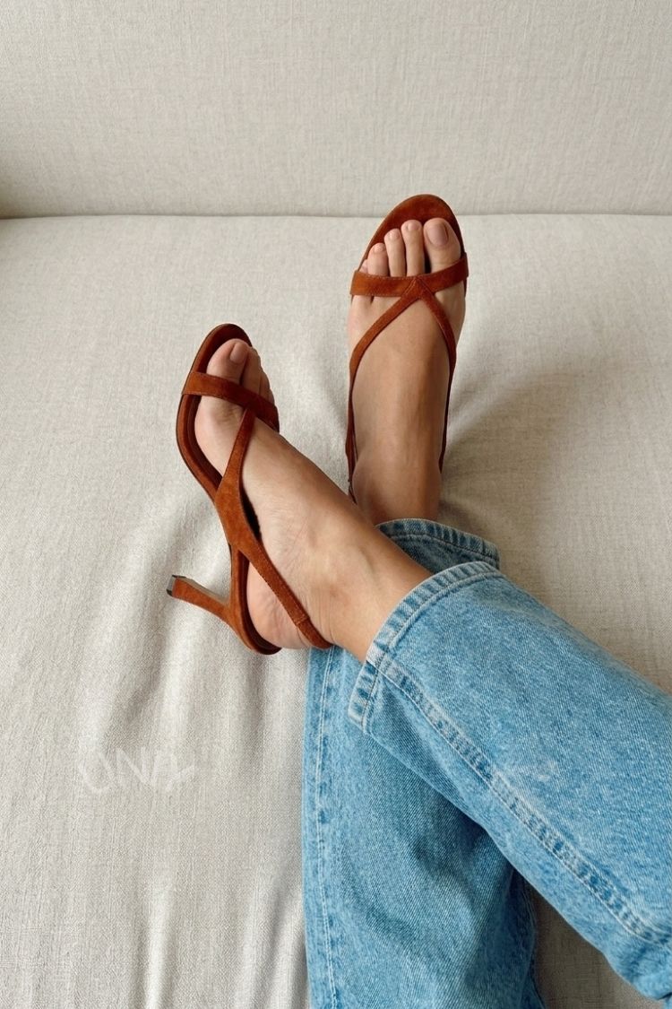 Scarpin Minimalista Marron em Camurça Sintética com Slingback e Salto Alto [Pré-venda]