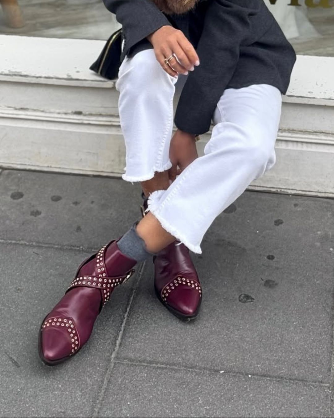 Botas de cano curto com fivela cravejada bordeaux, bico fino e recortes