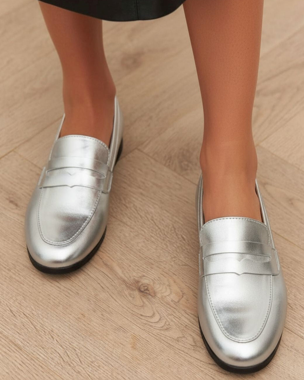 Glänzende silberne PU-Leder Slipper mit rundem Zehenbereich und Penny-Loafer-Design [Vorbestellung]