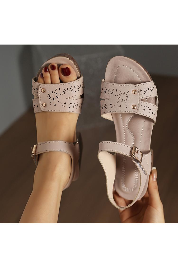 Sandali casual con tacco, punta tonda, tinta unita, con borchie in metallo traforate