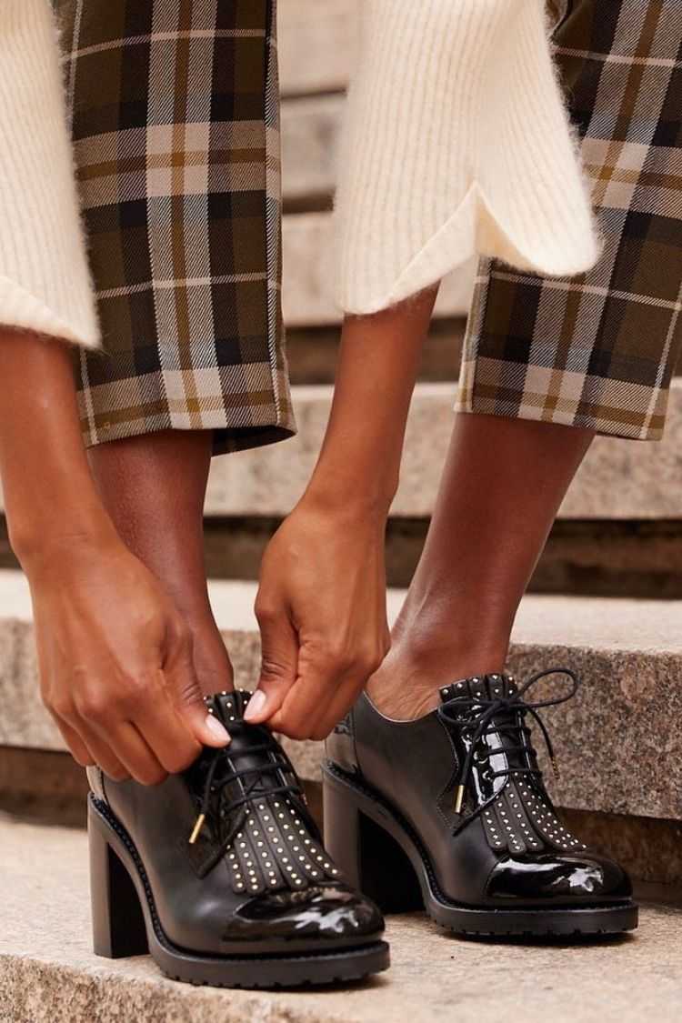 Saltos Grossos com Atacadores e Tachas em Verniz [Pré-Encomenda]