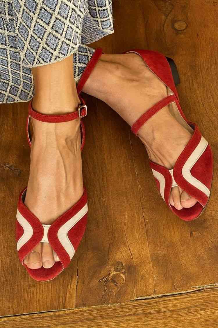 Sandali aperti con cinturino alla caviglia e punta in pelle scamosciata ondulata color block