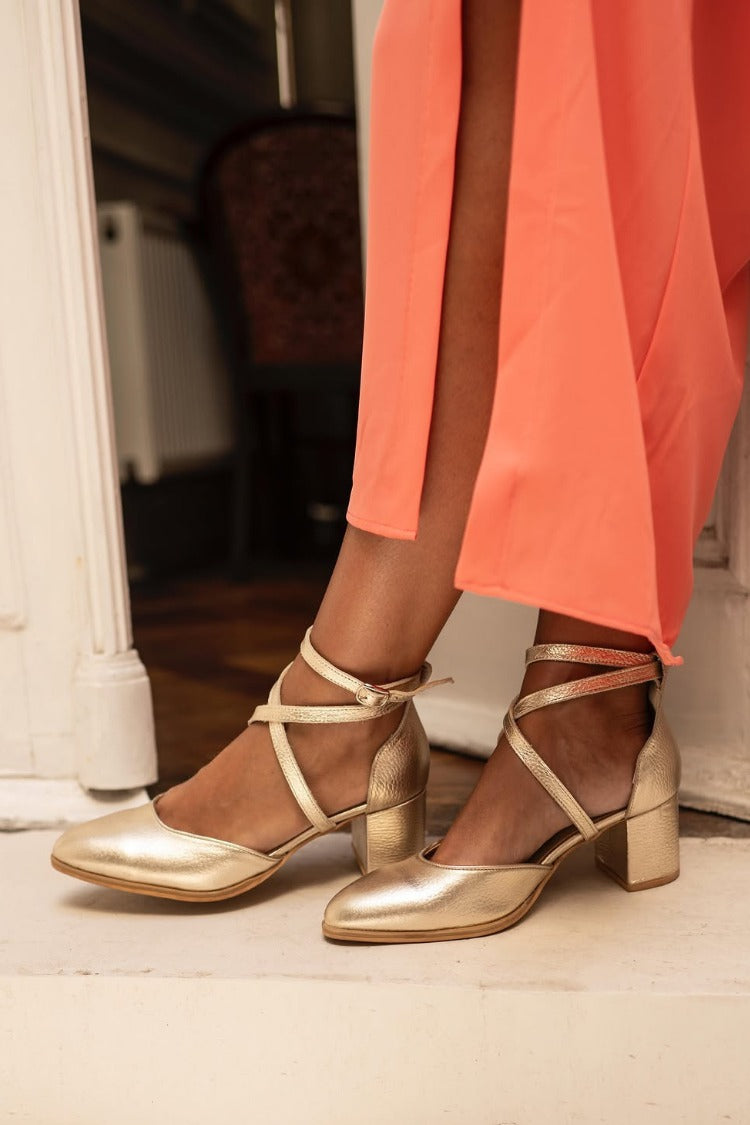 Metaliczne złote czółenka na słupku z paskami [Przedsprzedaż]