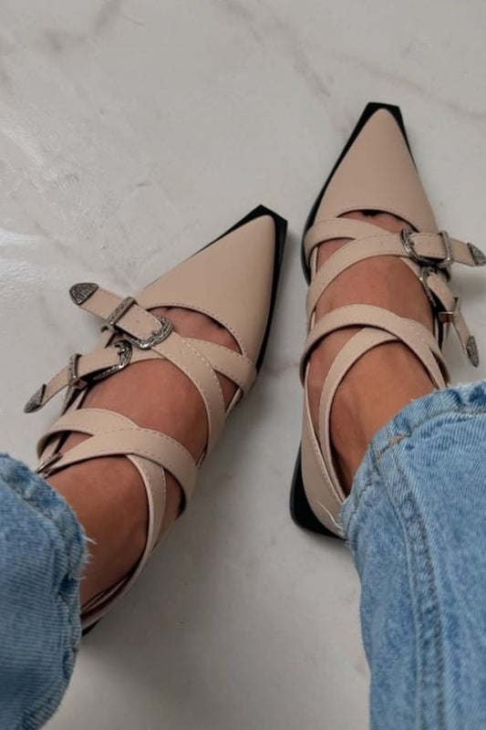 Ballerine a punta con cinturino multiplo e fibbia western in similpelle [Pre-ordine]
