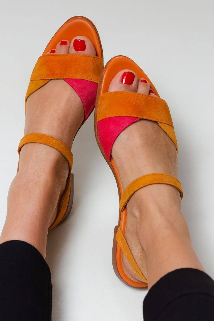 Sandali piatti in pelle scamosciata color block arancione fucsia con doppio cinturino