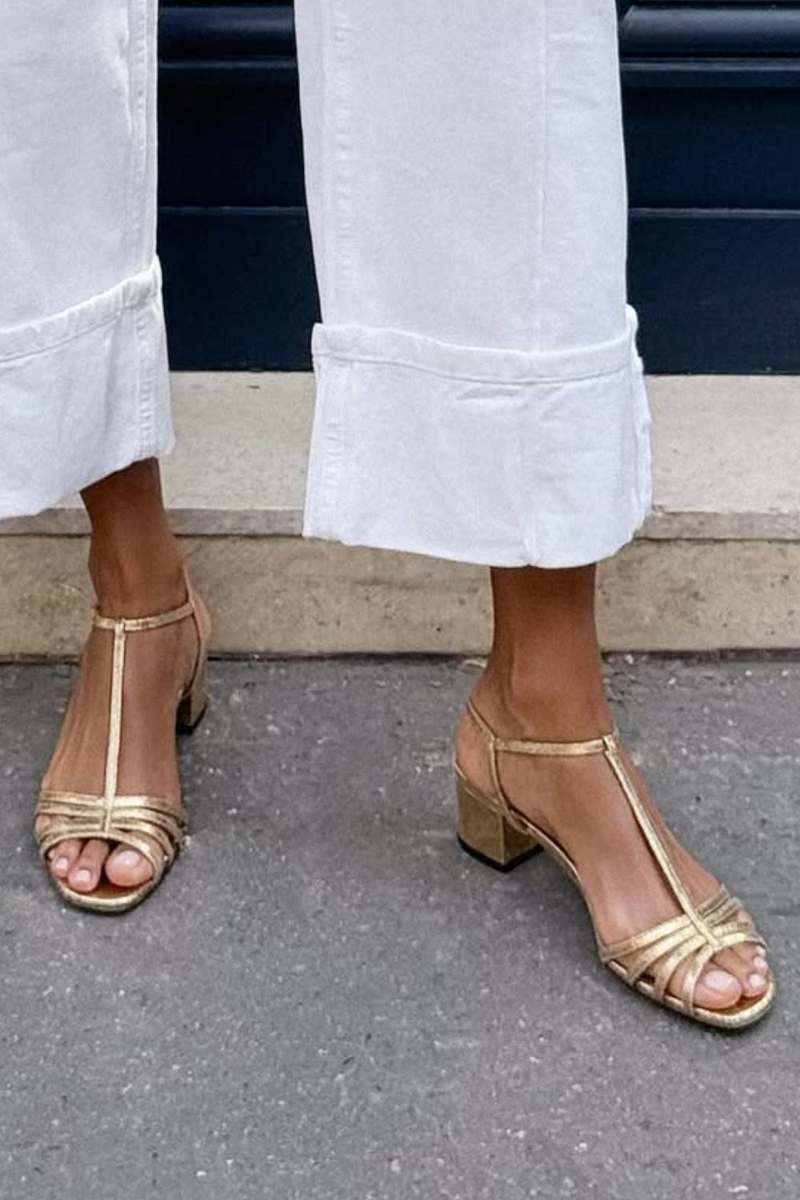 Sandales à talon bloc avec bride en T métallique et boucle [Précommande]