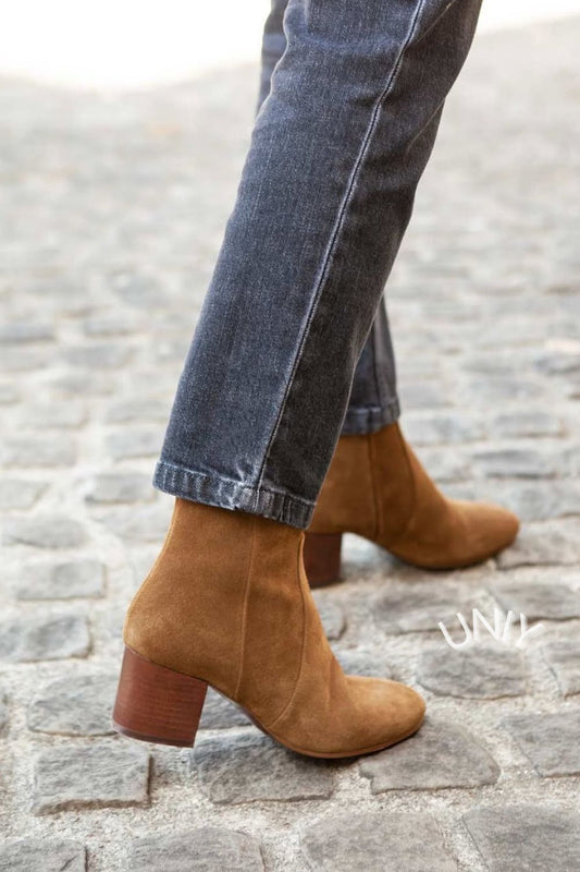 Botas de Cano Curto com Salto Bloco em Camurça Castanha [Pré-Encomenda]