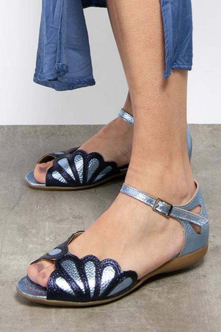 Blaue Metallic-Sandalen mit Muschelausschnitt und Knöchelriemen [Vorbestellung]