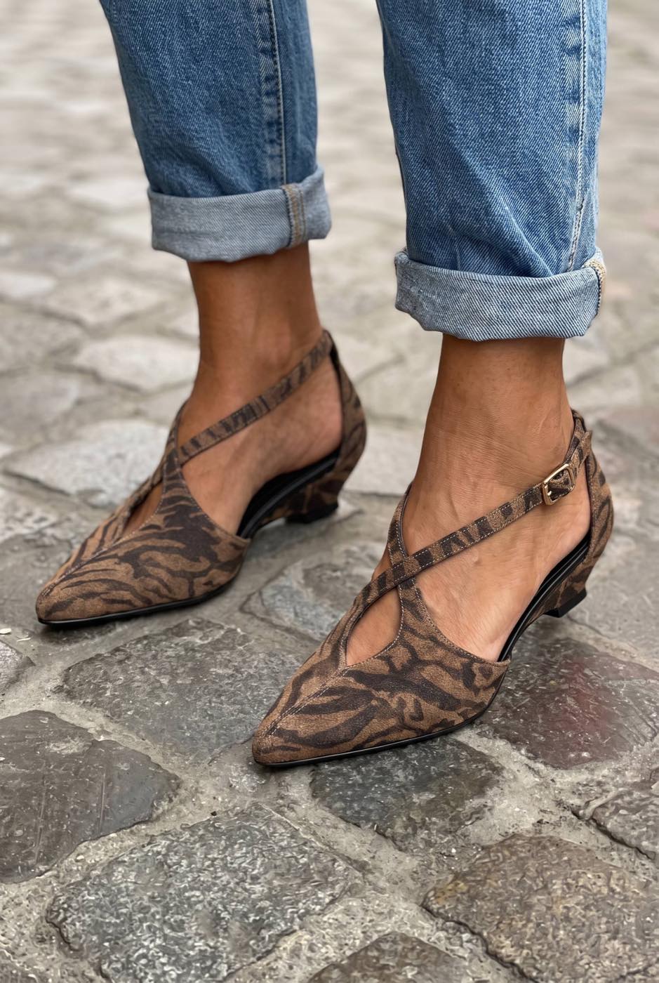 Cutout Crisscross Pointed Toe Low WedgePumps [Pre Order]