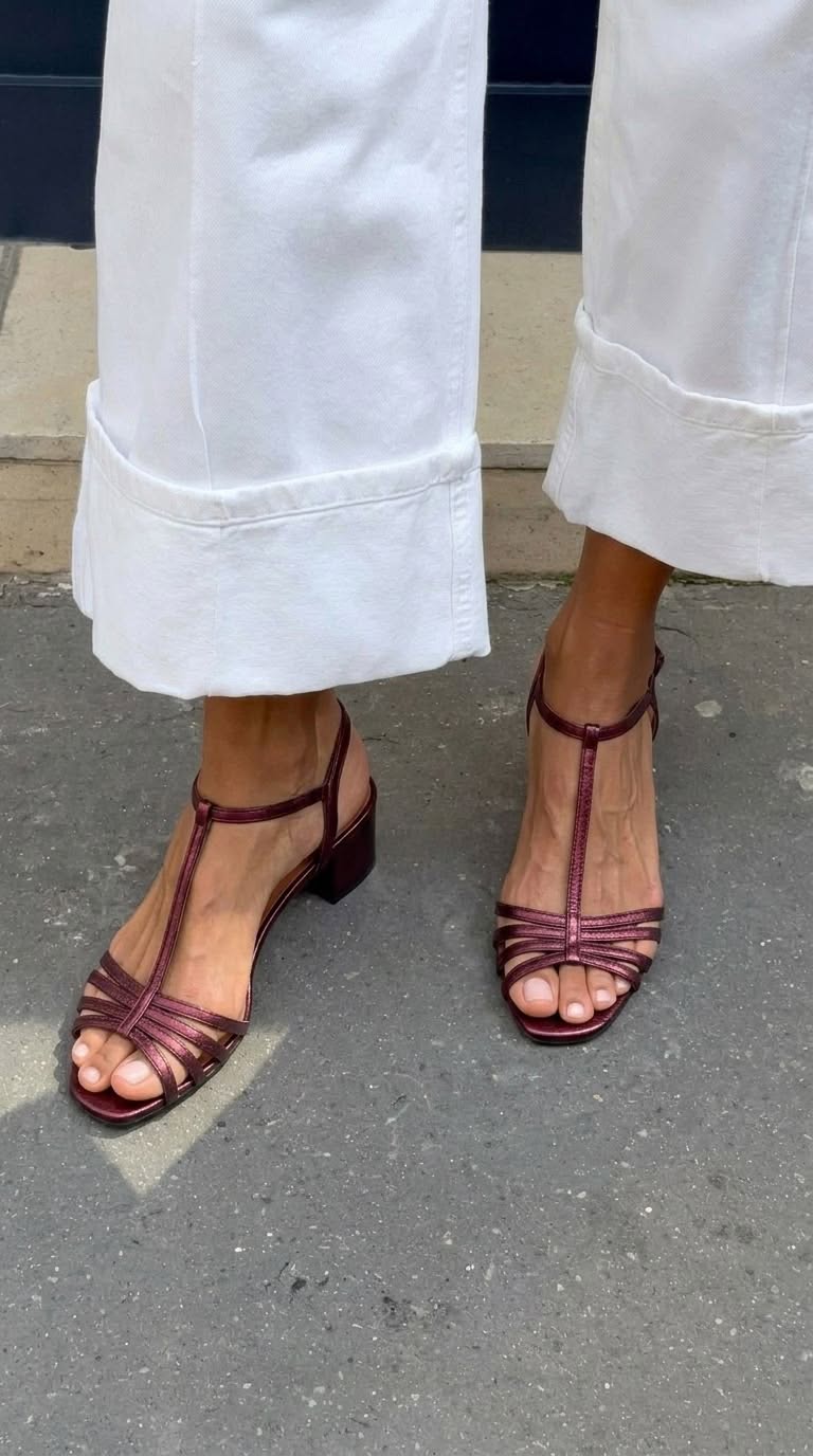 Sandales à talon bloc avec bride en T métallique et boucle