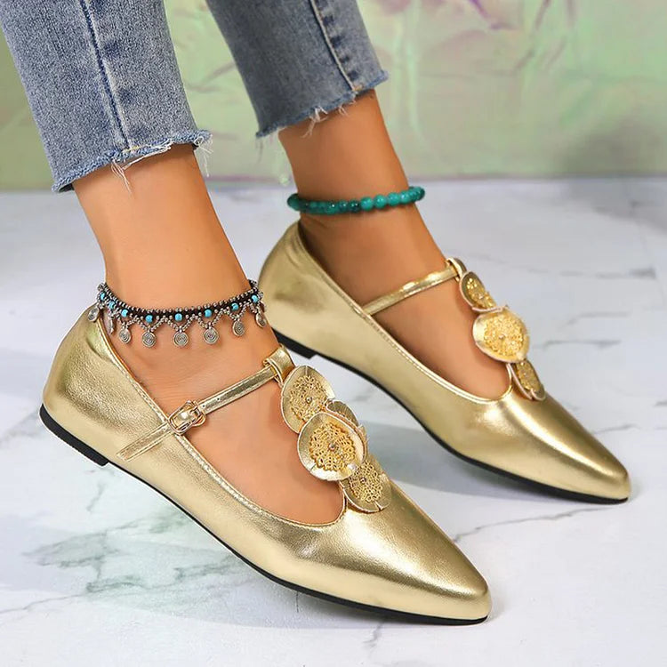 Zapatos planos con punta en punta, hebilla y tiras en T con decoración circular múltiple