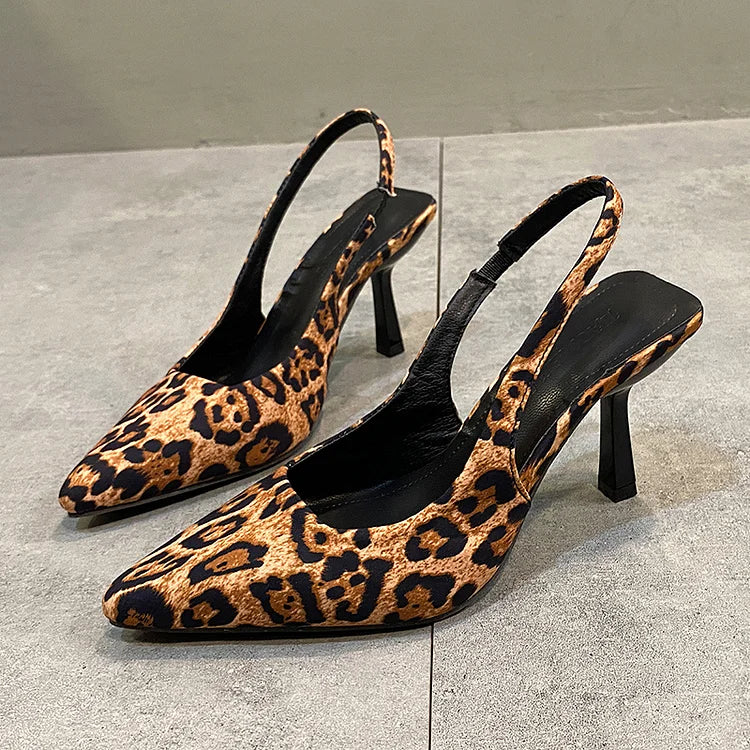 Tacones de aguja elegantes con punta puntiaguda y estampado de leopardo 