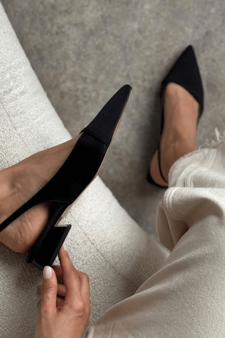 Minimalistyczne spiczaste baleriny na pasku z tyłu [Przedsprzedaż]