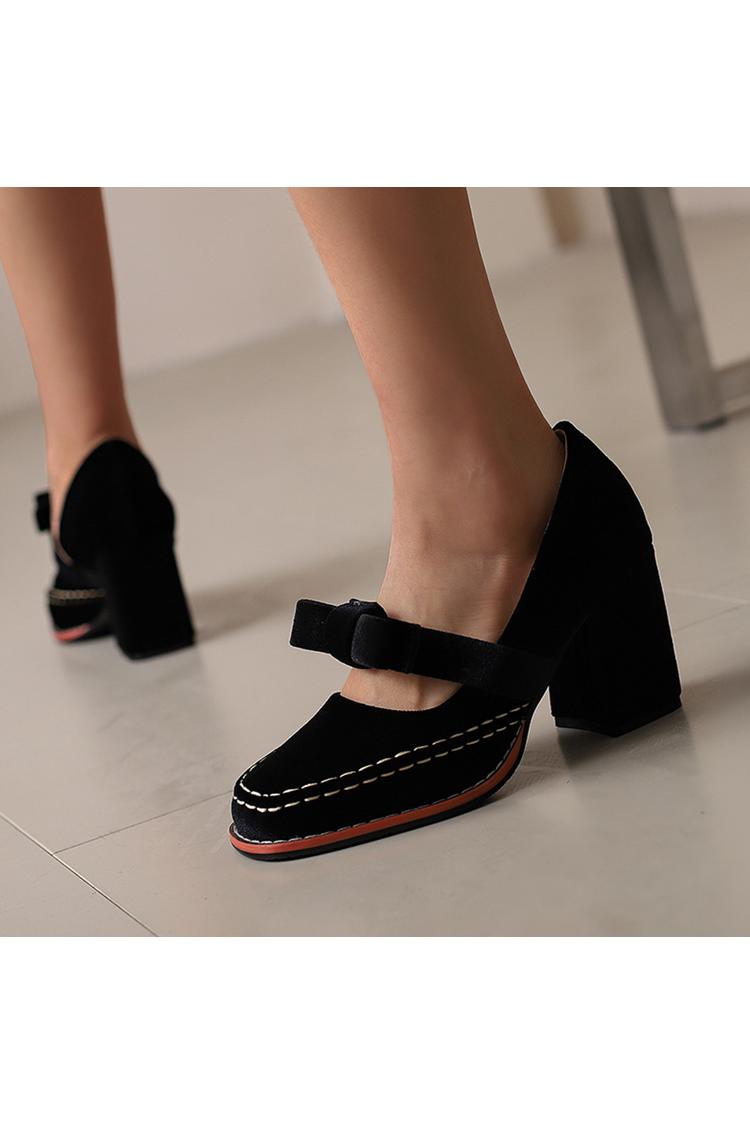 Punta tonda, tacco grosso, cinturino sul collo del piede, dettagli cuciti, fiocco decorativo 