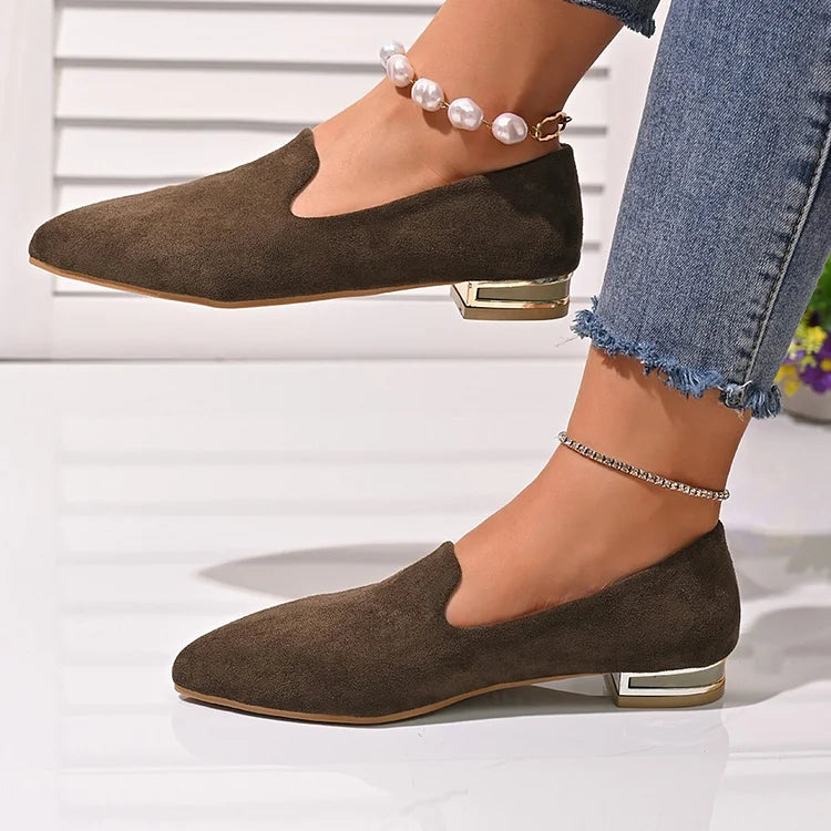 Mocassini slip on casual con tacco basso e punta a punta tinta unita