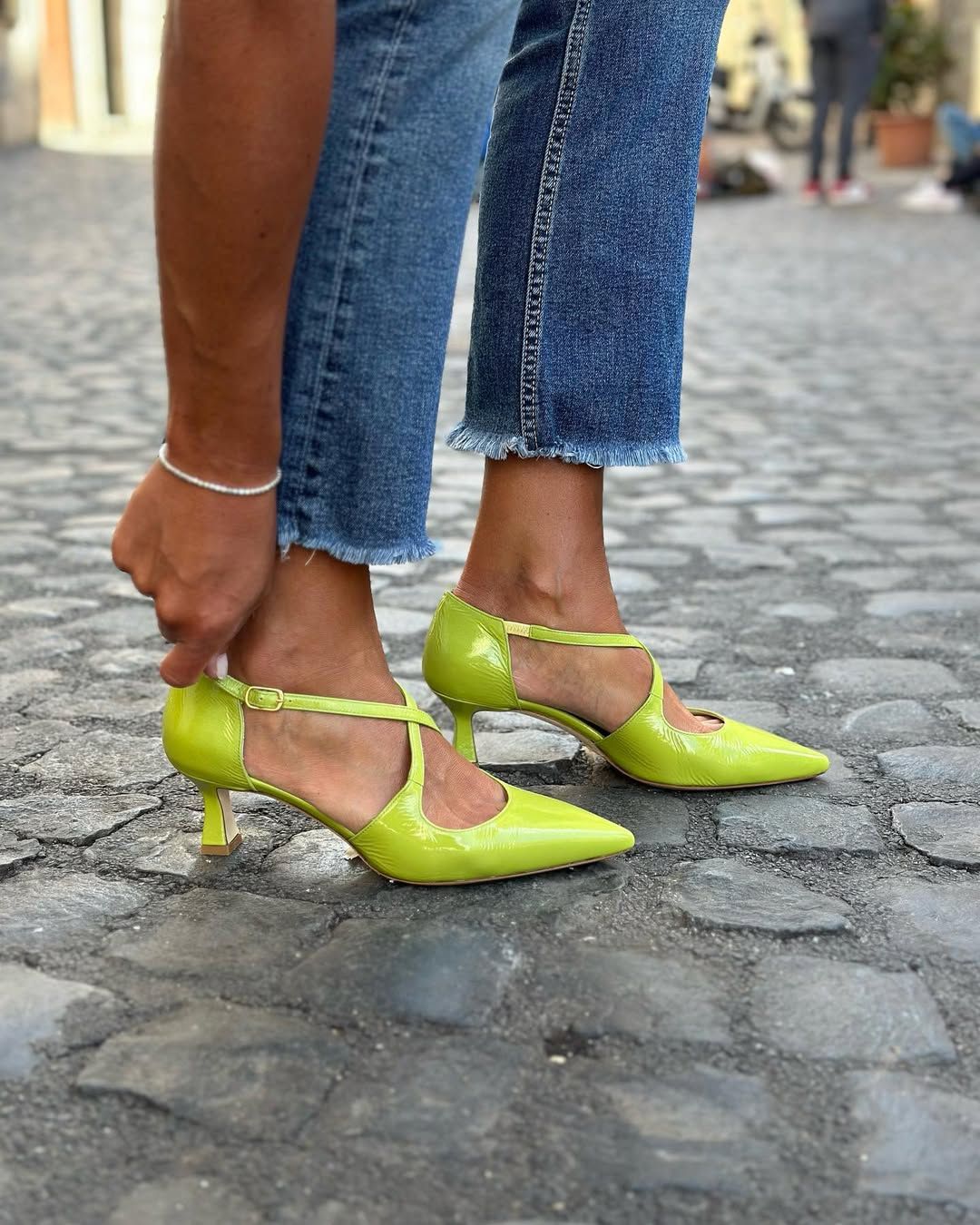 Neongrüne spitze Stiletto-Pumps mit Kreuzriemen [Vorbestellung]