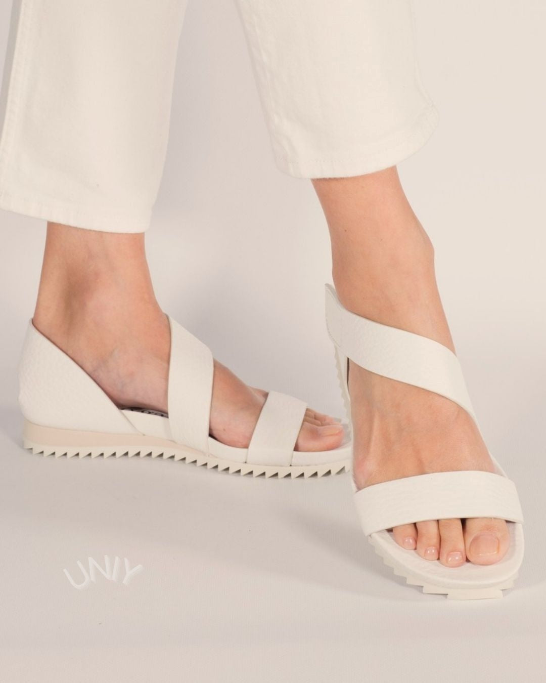 Minimalistische witte sandalen met asymmetrische band en zaagtandzool, plat [Pre Order]