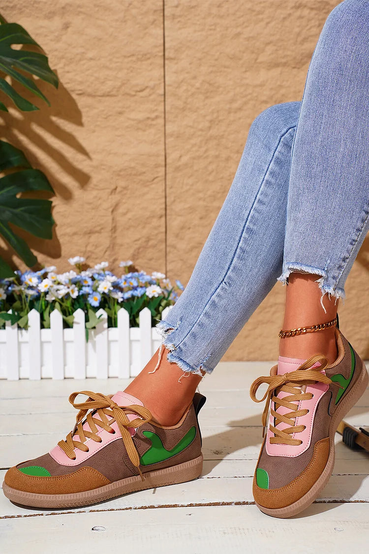 Sneakers casual con lacci, punta rotonda e suola morbida, a blocchi di colore