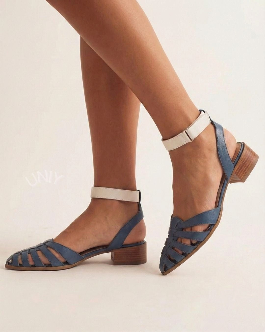 Sandalias de punta azul tejida con tiras blancas en el tobillo y tacones bajos [Reserva]