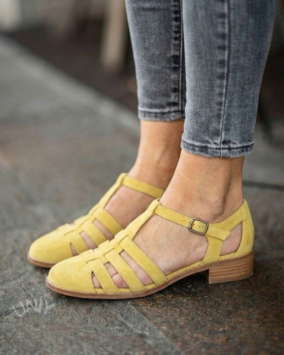 Žluté sandály s pásky, uzavřenou špičkou a širokým podpatkem z umělé broušené kůže [Předobjednávka]