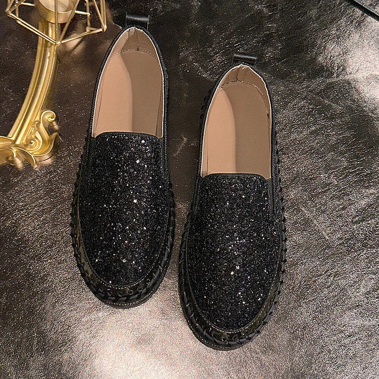 Błyszczące mokasyny na co dzień z okrągłym noskiem i detalem przeszyć