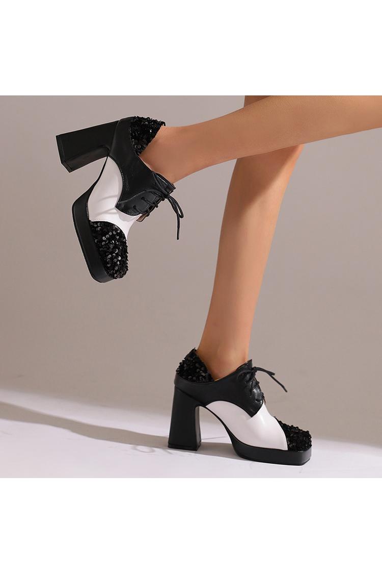 Talons épais à lacets colorblock avec patchwork décoré de sequins et bout carré
