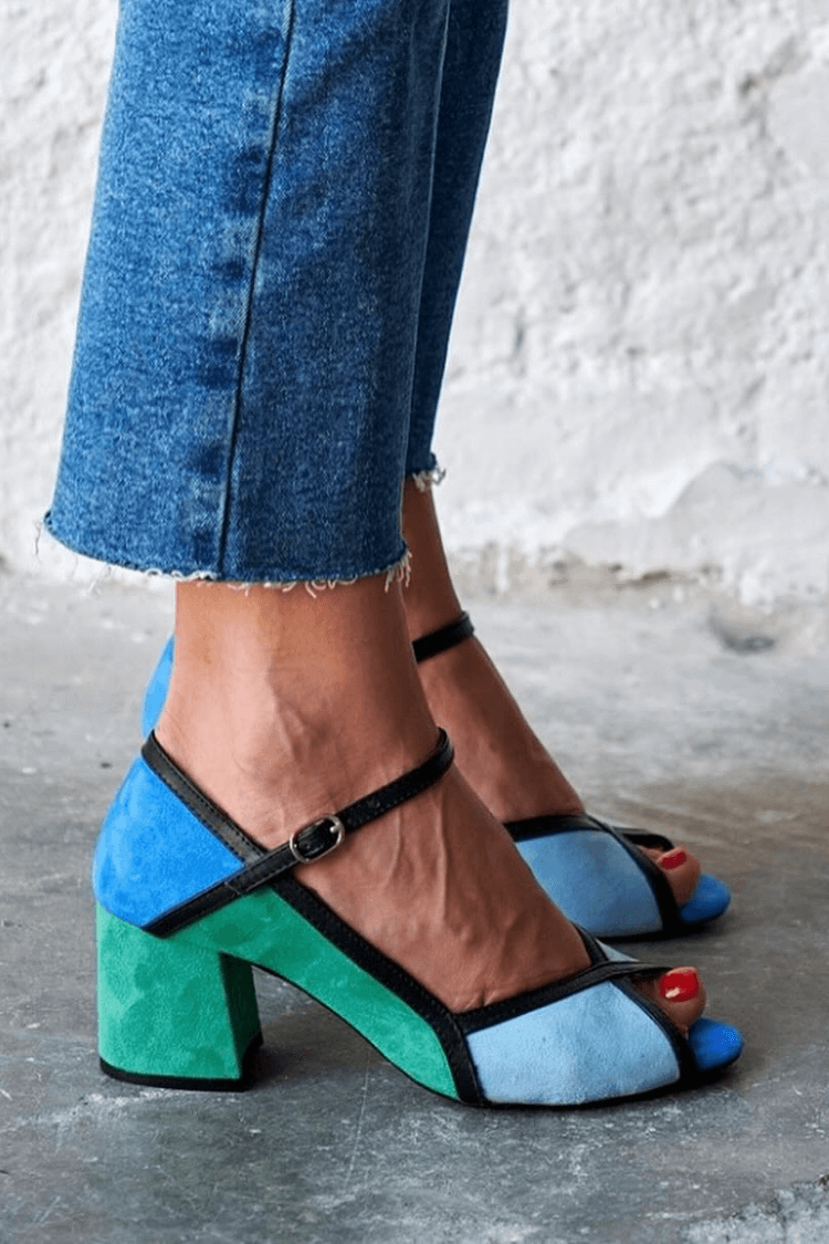 Tacones de aguja con bloques de color y hebilla en T