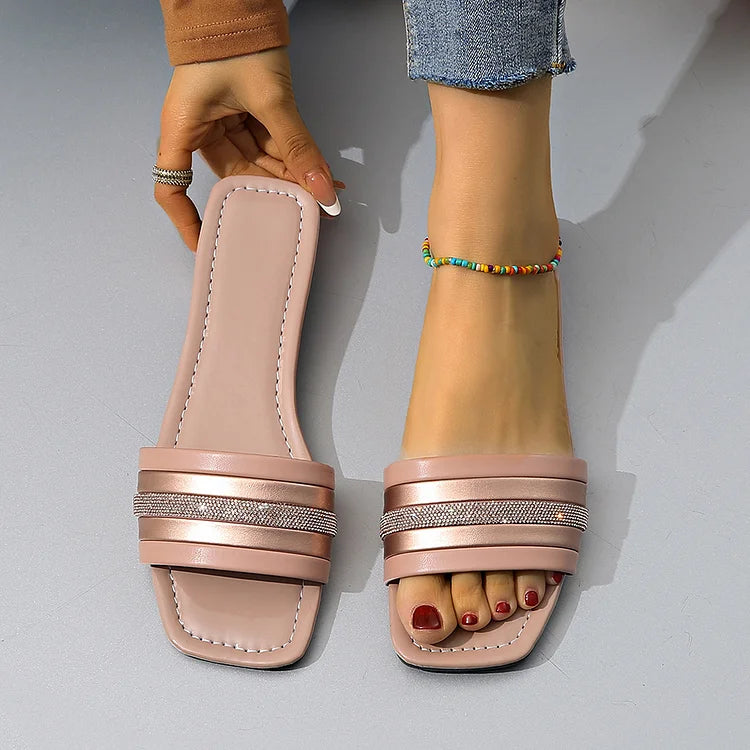 Klapki plażowe z kwadratowym noskiem, ozdobione kolorowymi kryształkami