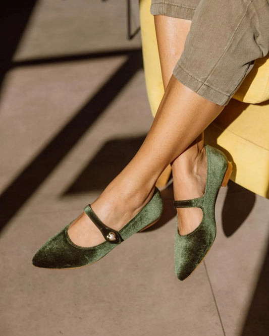 Olivgrüne Samt-Mary-Jane-Ballerinas mit spitz zulaufender Spitze und Herzdetail [Vorbestellung]