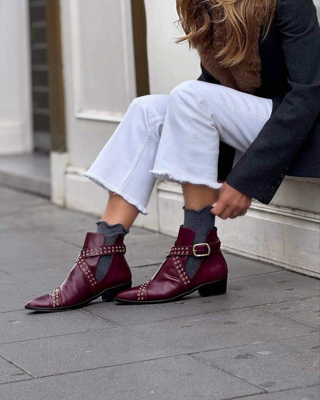 Botas de cano curto com fivela cravejada bordeaux, bico fino e recortes