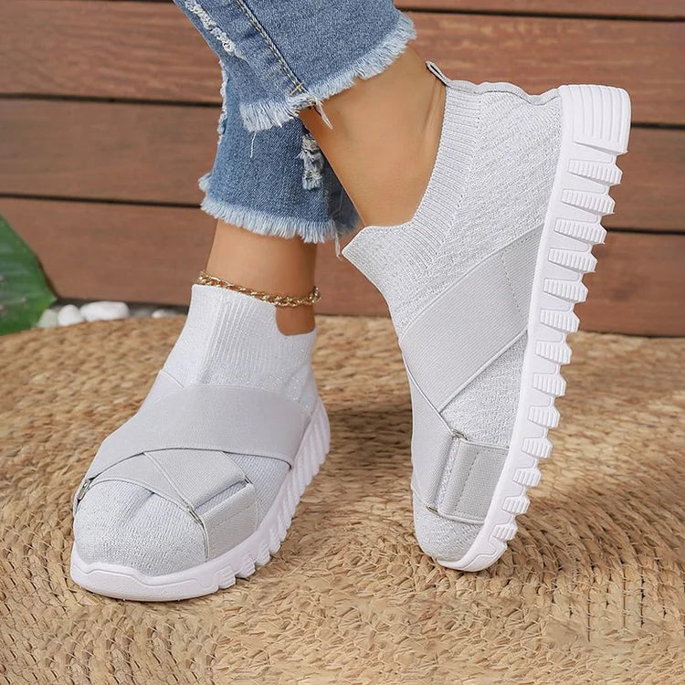 Sneakers casual slip-on con punta rotonda e patchwork con cinturini incrociati