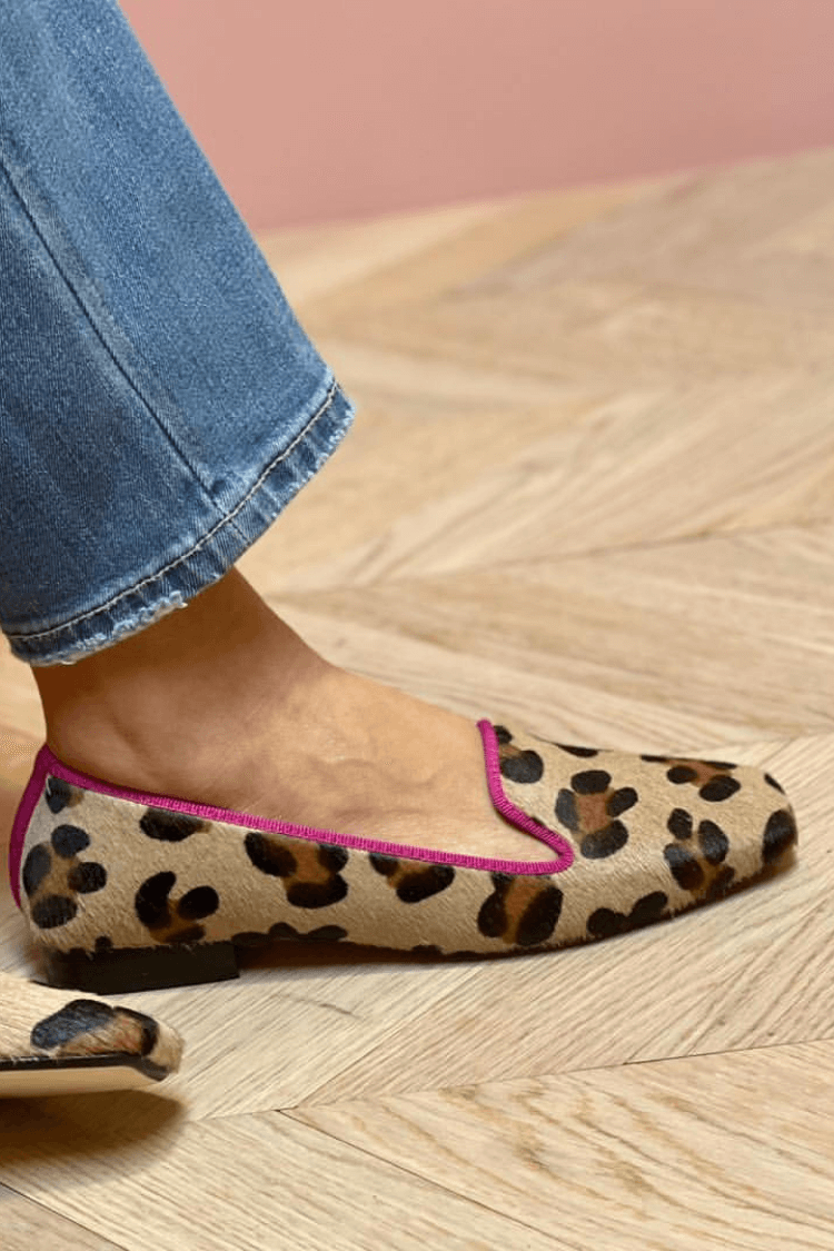 Mocasines de ante sintético con estampado de leopardo y ribete rosa 