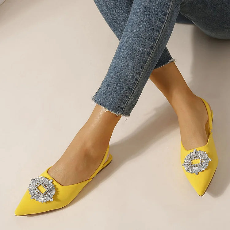 Freizeit-Flats mit spitzem Zehenbereich und Slingback-Riemen mit Strasssteinen