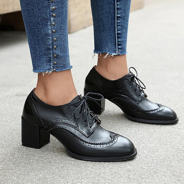 Oxford Brogues com atacadores, biqueira redonda, salto grosso, bloco de cores em patchwork