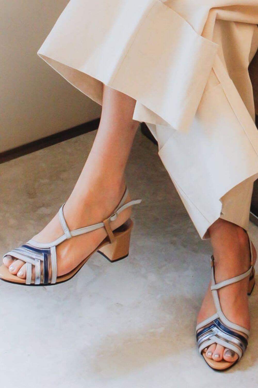 Sandales à talon bloc avec lanières et accents métalliques en cuir [Précommande]