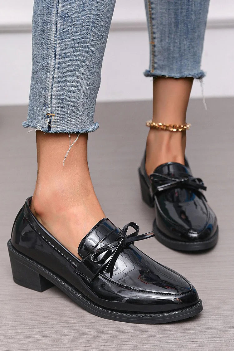 Einfarbige, spitze Zehen-Loafer mit Blockabsatz und Schleifendekor im Patchwork-Stil