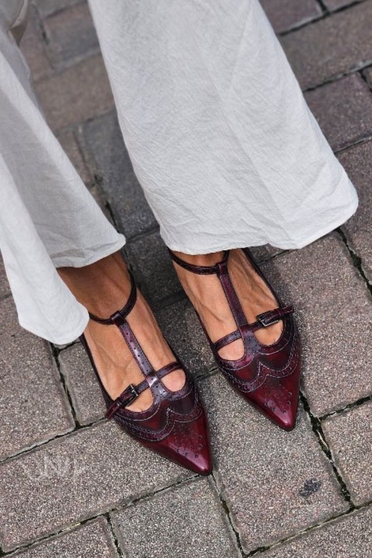 Décolleté con tacco a blocco vintage, cinturino a T e punta bordeaux [Pre-ordine]