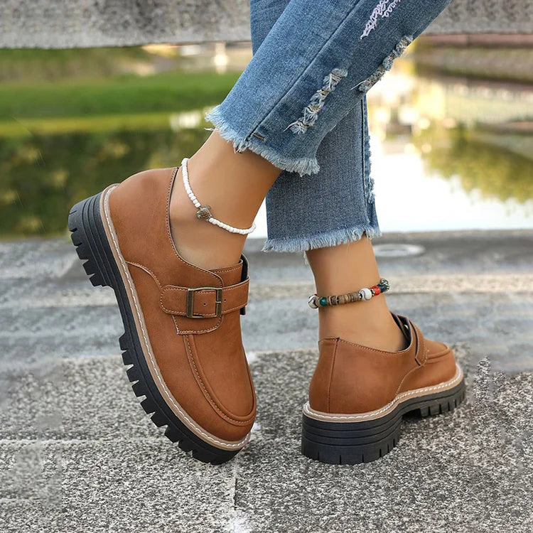 Paski z klamrą w stylu patchwork, mokasyny z okrągłym noskiem w jednolitym kolorze