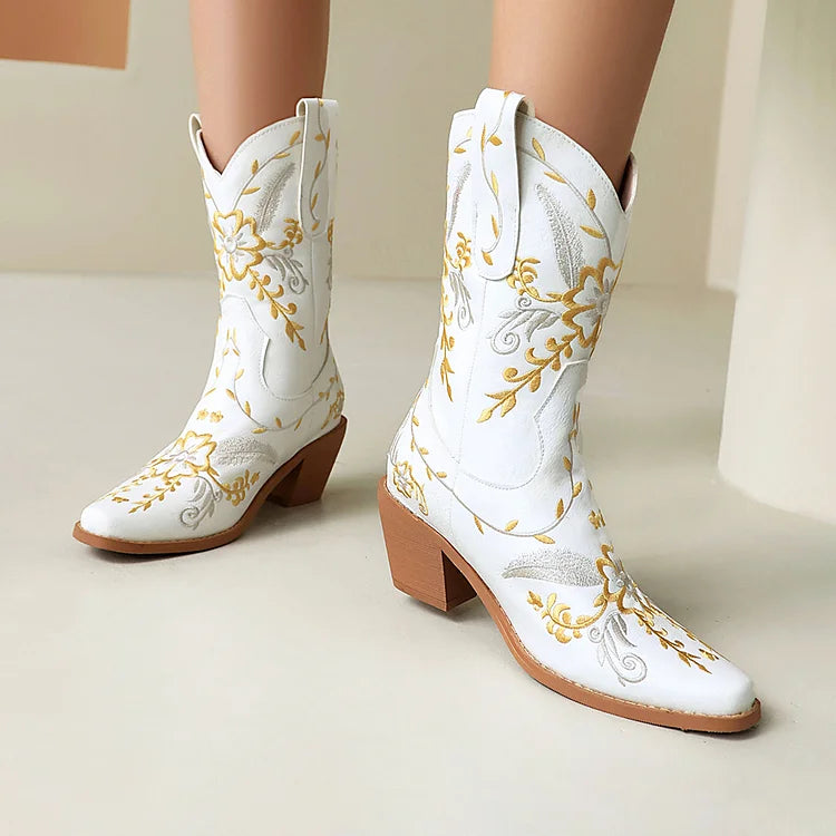 Botas vaqueras con tacón grueso y punta puntiaguda y parches con bordado floral